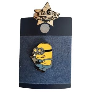 🟢 Universal Pin Minion Dave with Notepad New on Card